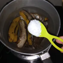 Rebus air hingga mendidih masukkan kulit pisan tambahkan 1 sdt garam aduk rata biarkan matang