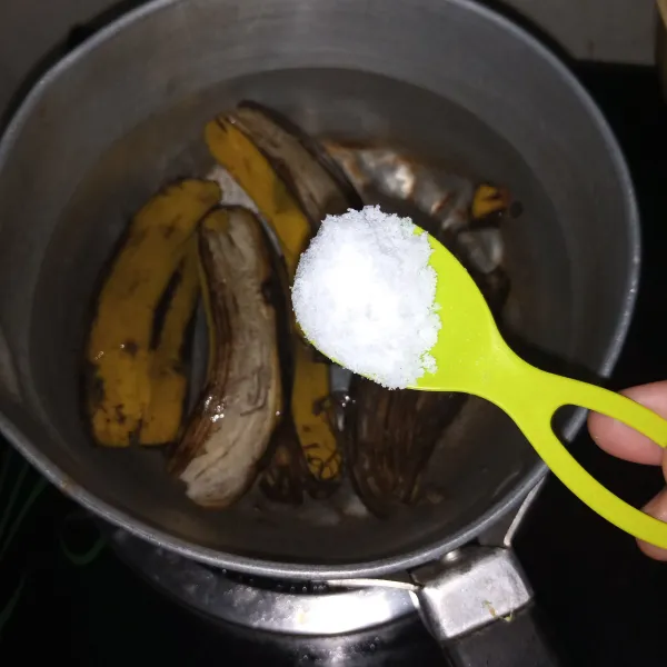 Rebus air hingga mendidih masukkan kulit pisan tambahkan 1 sdt garam aduk rata biarkan matang