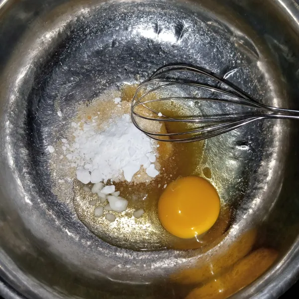 Kocok telur, gula dan baking powder hingga berbusa dan sedikit mengembang menggunakan whisk