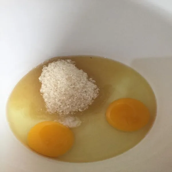 Kocok telur, gula dan garam sampai larut dan kental.