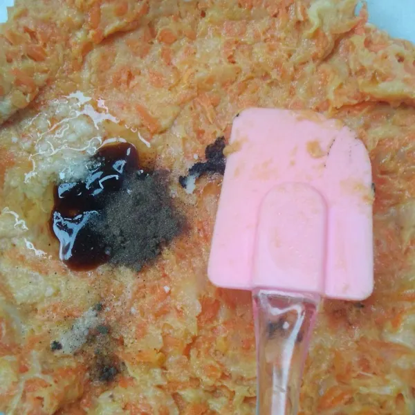 Masukkan ayam dan wortel. Aduk rata. Masukkan sisa bahan kecuali telur. Aduk rata.