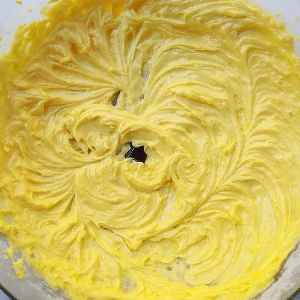 Untuk rasa pandan, tambahkan pasta pandan secukupnya. Aduk rata.