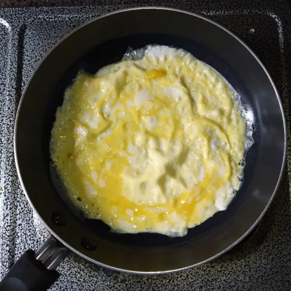 Kocok lepas telur, buat dadaran dengan teflon, sisihkan.