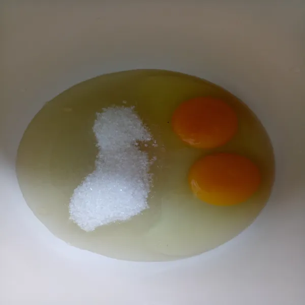 Mixer telur dan gula sampai larut.