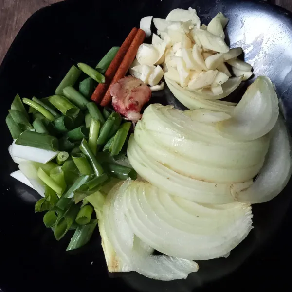 Cincang bawang putih, geprek jahe, potong-potong daun bawang dan bawang bombai.