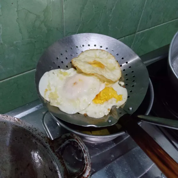 Ceplok telur satu persatu, sisihkan.