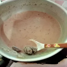 Blender sisa kulit pisang bersama susu cair, lakukan seperti langkah pembuatan puding lapisan paling bawah, masak semua bahan sampai mendidih, matikan api