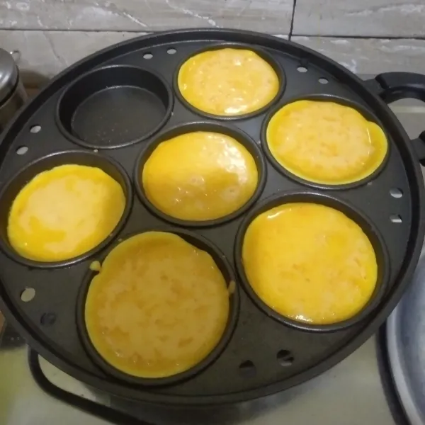 Selanjutnya panaskan Snack maker, oles dengan margarin lalu tuang satu sendok sayur adonan bingka.