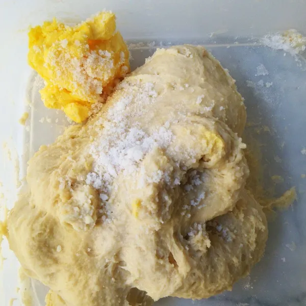 Tambahkan margarin dan garam. Ulen hingga kalis elastis. Istirahatkann adonan kurleb 30-45 menit.