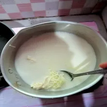 Masak semua bahan untuk lapisan puding keju, masak sampai mendidih