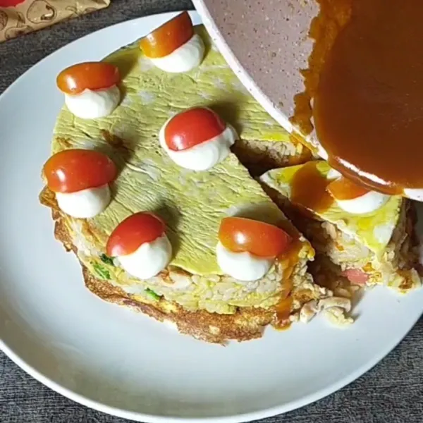 Penyajian : siapkan loyang bulat . Masukkan omelet lapisan pertama, kemudian masukkan omurice. Lakukan sampai habis.
