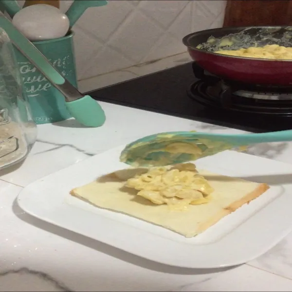Siapkan 3 lembar roti tawar pipihkan rata, masukkan mac and cheese secukupnya lalu lipat segitiga dan rapatkan pinggirnya