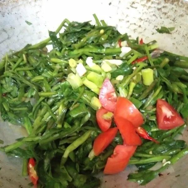 Tambahkan irisan daun bawang dan tomat, aduk rata.
