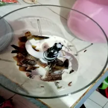 Cuci bersih kulit pisang, lalu potong-potong, ambil 50 gram kemudian blender bersama susu cair