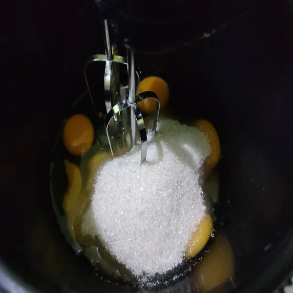 Mixer telur dan gula hingga kental dan mengembang dengan kecepatan tinggi (10-15 menit).
