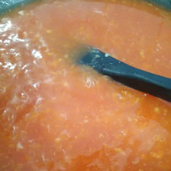 Haluskan bawang merah, bawang putih dan cabe. Tumis hingga wangi. Masukkan semua sisa bahan saos asam manis. Masak hingga mendidih.