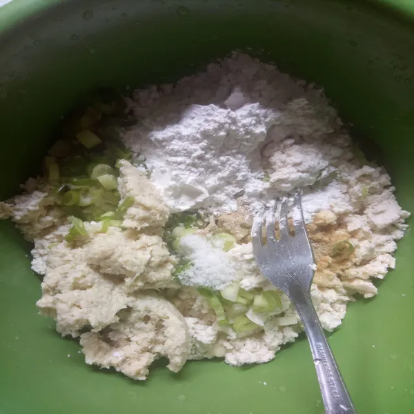 Masukkan tepung terigu, tepung beras, merica bubuk, bawang putih bubuk, garam, kaldu jamur dan daun bawang.