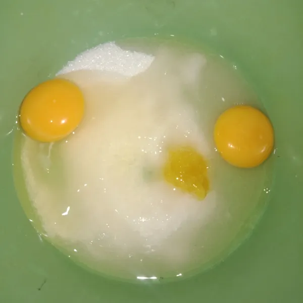 Campurkan telur, gula pasir, dan emulsifier (SP).