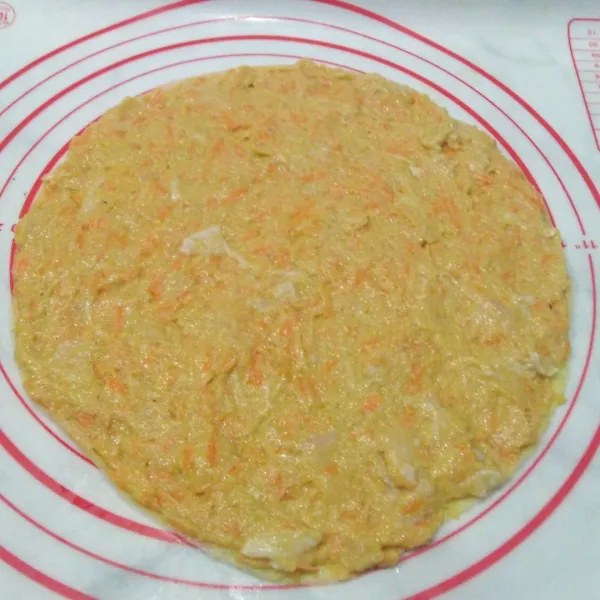 Ratakan adonan ke telur dadar.