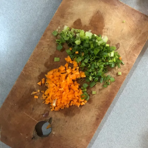 Cuci bersih wortel dan daun bawang, lalu cincang halus wortel dan daun bawang.