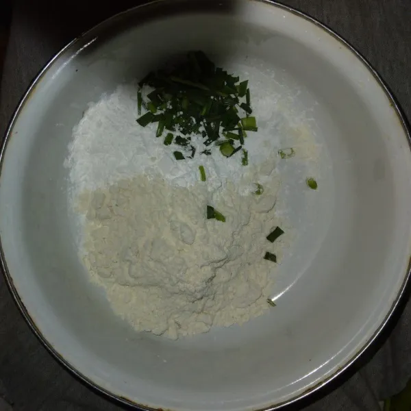 Siapkan tepung terigu, tepung tapioka dan daun bawang
