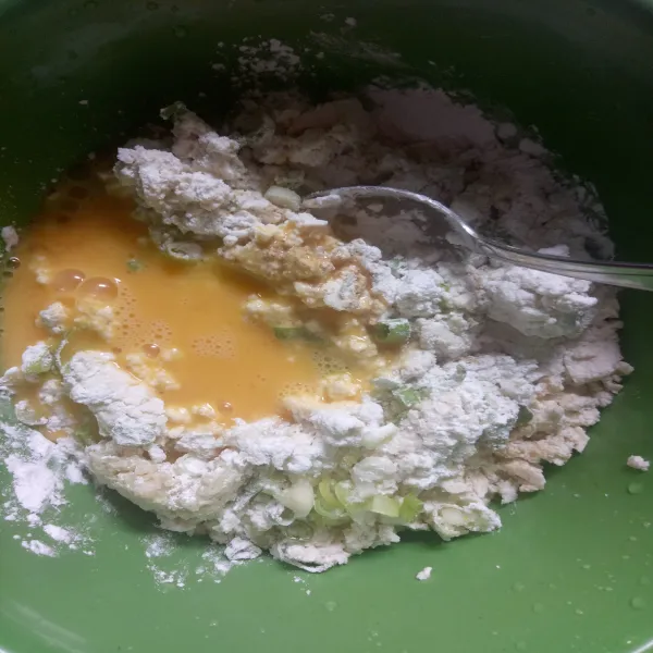 Tambahkan telur yang udah dikocok tadi, aduk hingga rata.