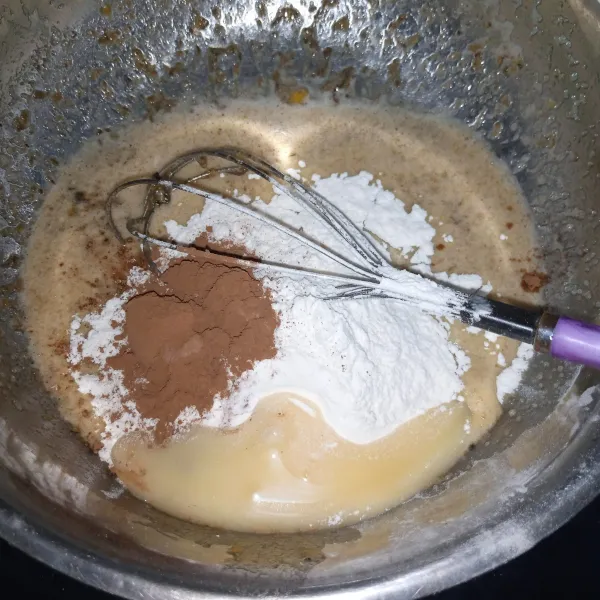 Masukkan tepung terigu, cokelat bubuk dan SKM, aduk rata