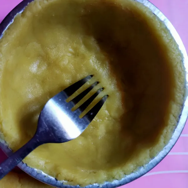 Siapkan cetakan pie. Olesi cetakan dengan margarin. Pipihkan adonan dan masukkan ke dalam cetakan. Tata hingga rapi, tusuk dengan garpu bagian bawahnya. Panggang kulit pie selama 15 menit ( sesuai dengan oven masing-masing).
