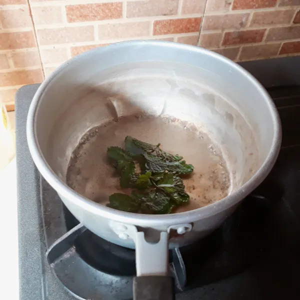 Rebus air, gula dan daun mint hingga gula larut, biarkan dingin dan saring.