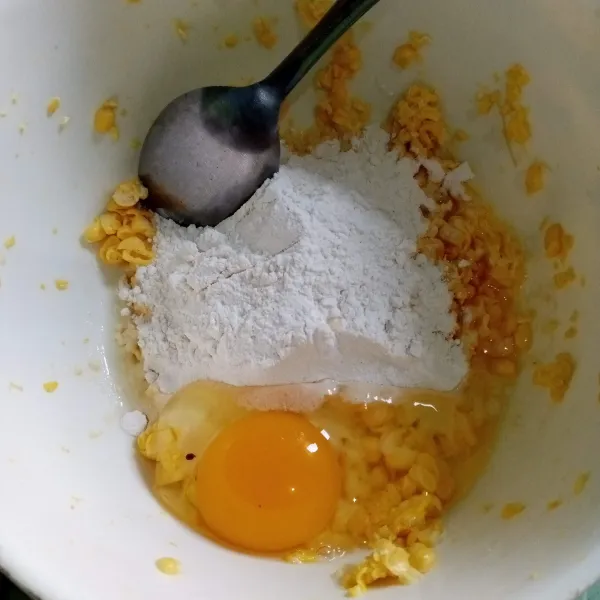 Masukkan telur, terigu, tepung bakwan, gula dan garam aduk rata