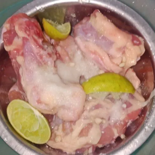 Potong bagian paha ayam menjadi 6 bagian cuci bersih lumuri dengan air jeruk nipis dan garam diamkan selama 15 menit kemudian bilas hingga bersih.