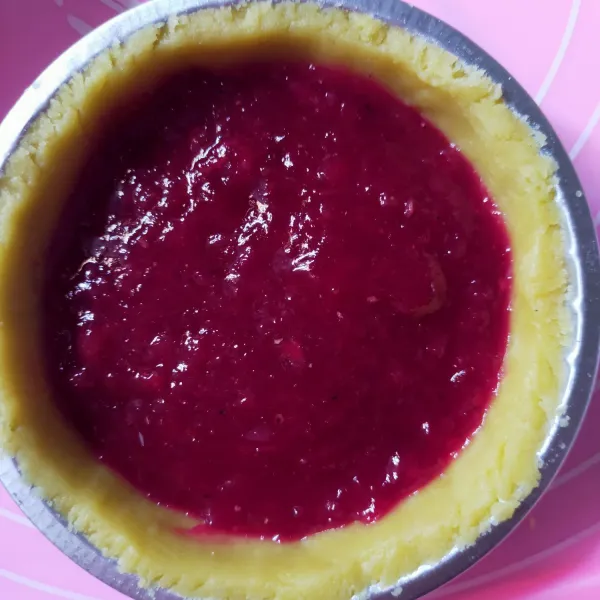 Masukkan selai kulit buah naga ke dalam kulit pie yang sudah matang.