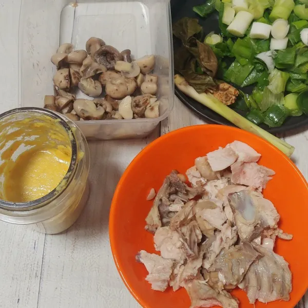 Siapkan bahan-bahan iris daun prei, haluskan bumbu dan potong daging ayam dan jamur