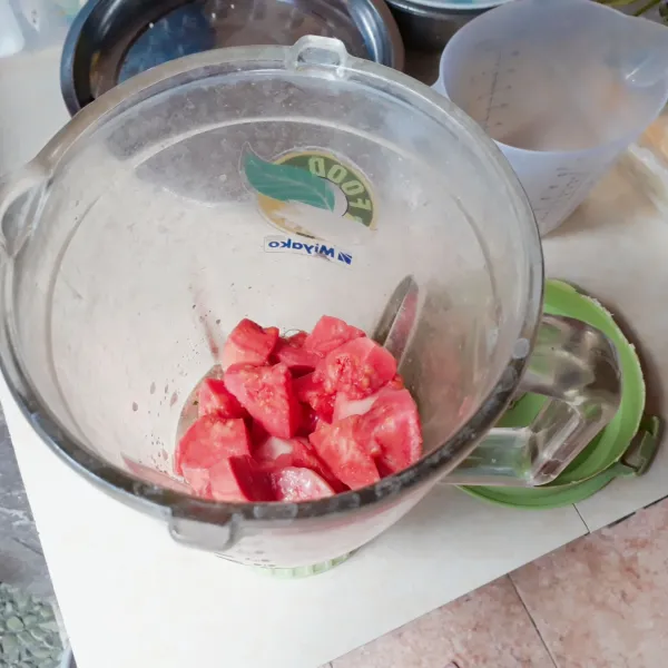 Campur guava dan air gula, blender hingga halus.