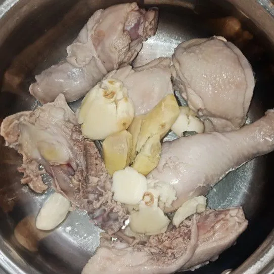 Masukan ayam ke panci beri air, jahe dan bawang putih masak hingga ayam empuk dan kuah menyusut.