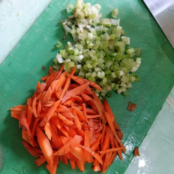 Iris batang sawi dan kulit wortel