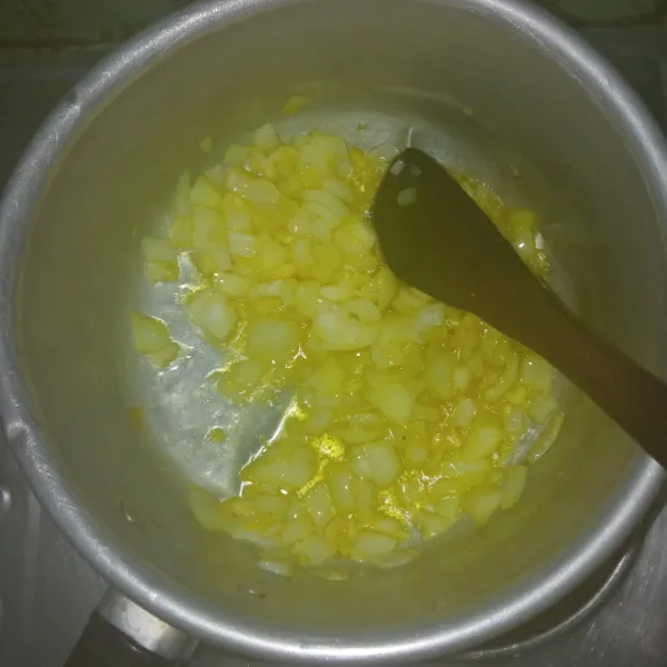 Untuk kuah sausnya. Panaskan margarin, tumis bombay dan bawang putih hingga harum