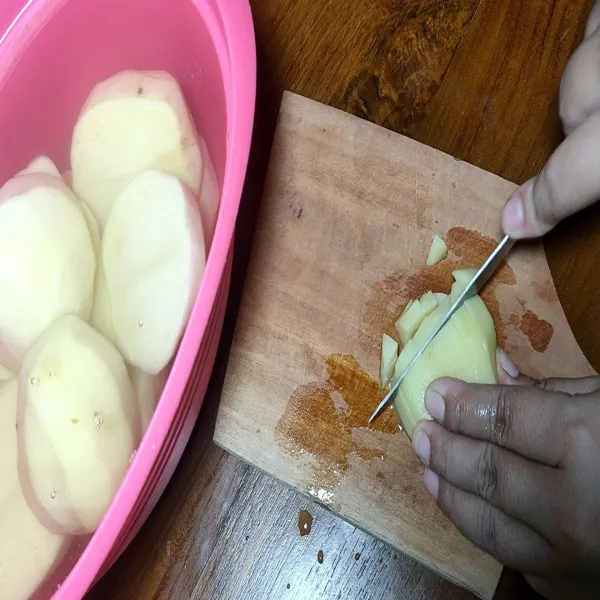 Potong dadu kentang ukuran kecil.