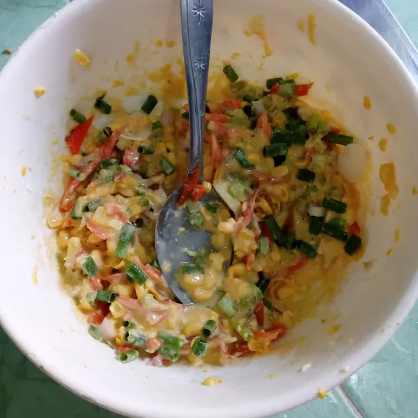 Masukkan batang sawi dan kulit wortel, aduk rata. Tambahkan juga irisan daun prei