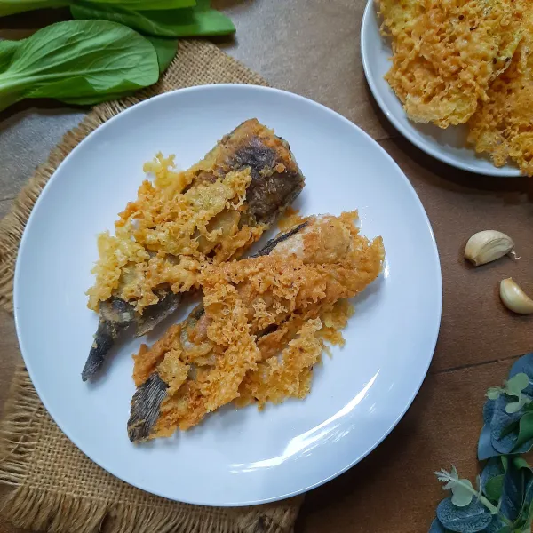 Sajikan lele kremes bersama taburan kremesan yang digoreng terpisah (step 4-5) di atasnya.