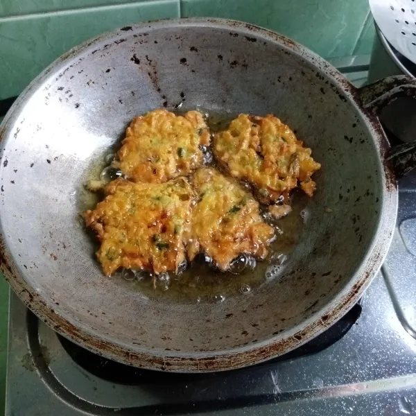 Ambil sesendok demi sesendok, goreng sampai kuning keemasan