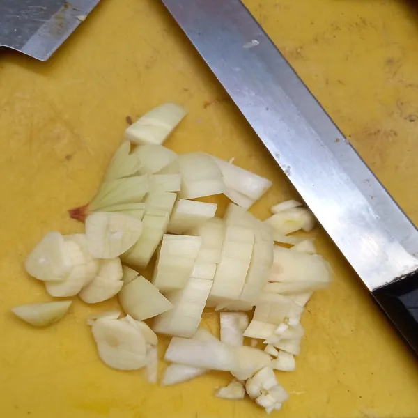 Potong dadu bawang putih dan bawang bombay