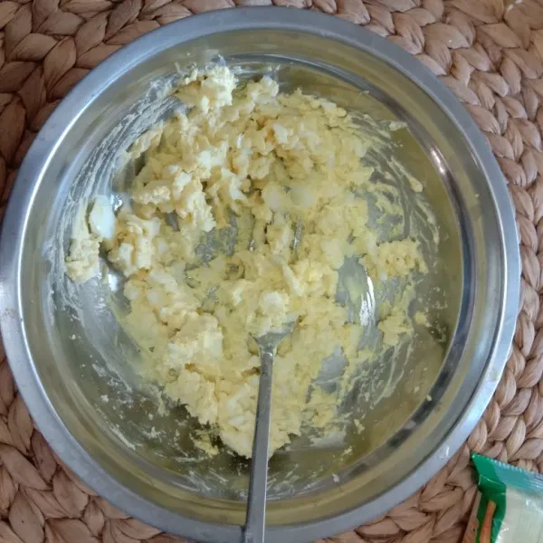 Haluskan telur rebus dengan mayonaise, merica bubuk, dan madu.