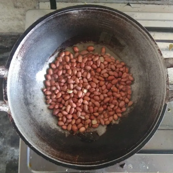 Goreng kacang tanah kupas dengan minyak goreng hingga matang.