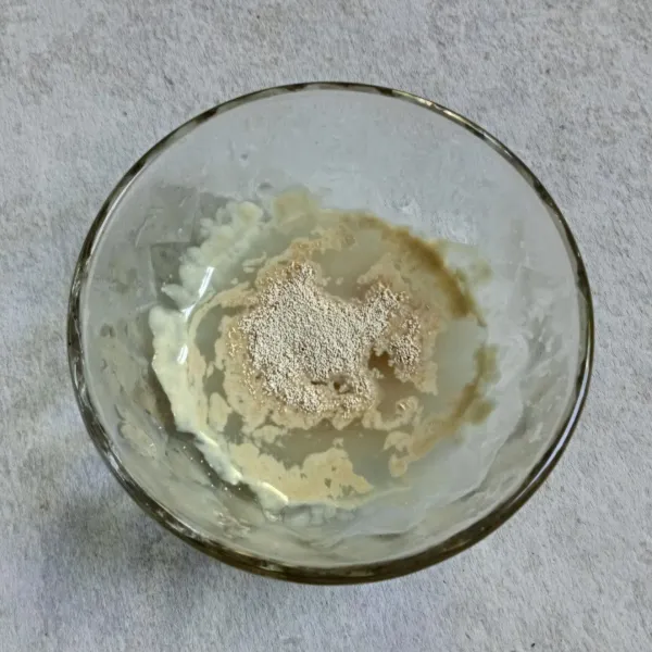Campur ragi instan dan air hangat, tunggu hingga berbusa.