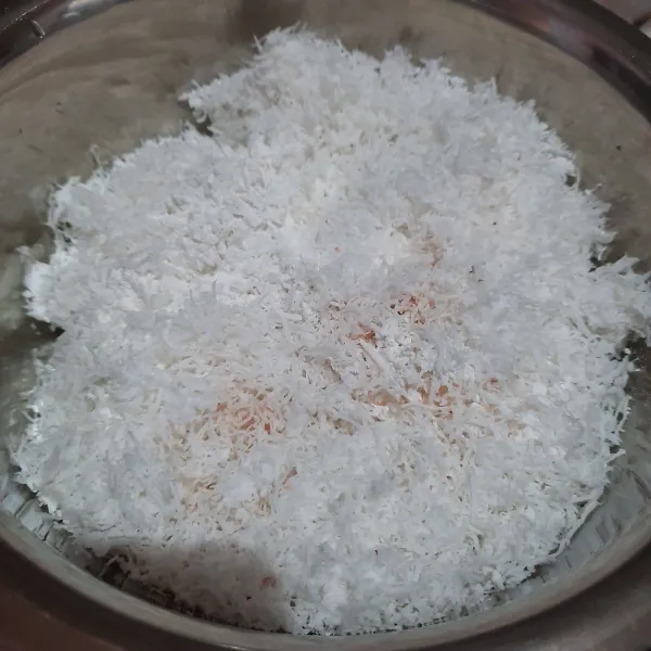 Masukkan ampas kelapa parut, tepung ketan putih, tepung beras dan garam dalam wadah. Aduk rata.