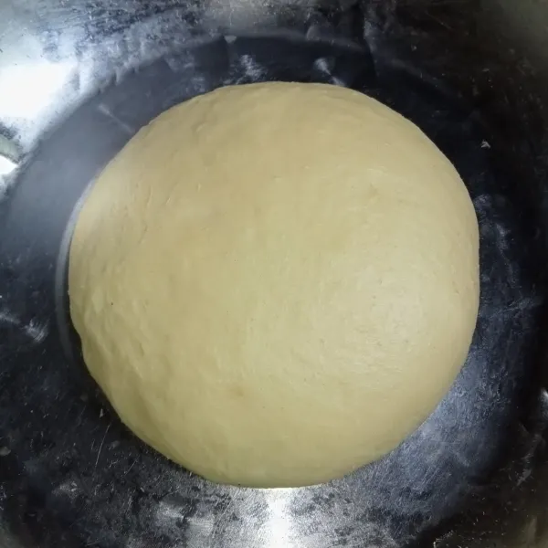 Tutup adonan dengan serbet bersih dan biarkan hingga mengembang dua kali lipat.