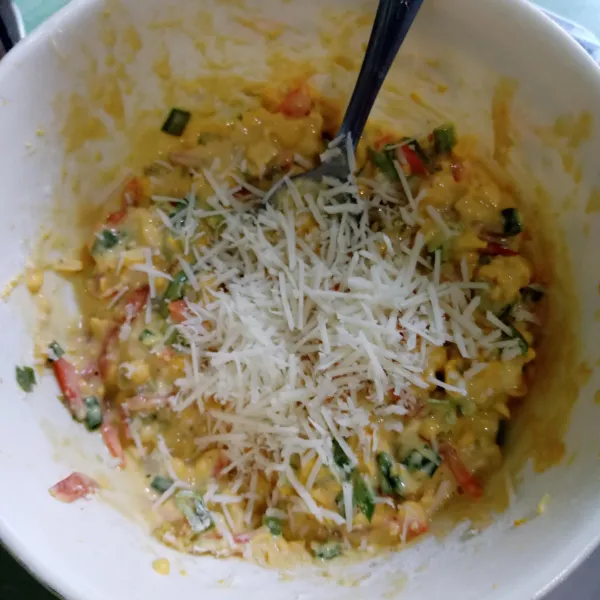 Tambahkan keju parut, aduk rata