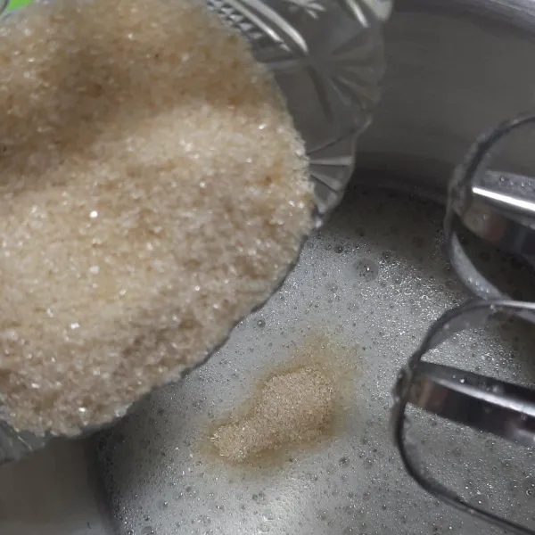 Kocok bahan C, masukkan gula sedikit-sedikit.
