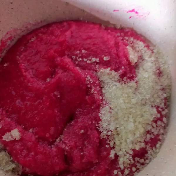 Blender kulit buah naga bersama dengan air. Kemudian masukkan ke dalam panci dan beri dengan gula pasir.
